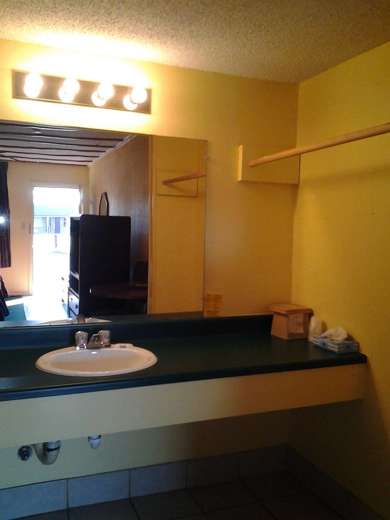 Holiday Motel Hugo Extérieur photo